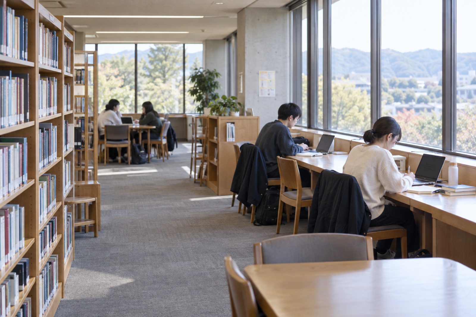 学内で勉強する学生