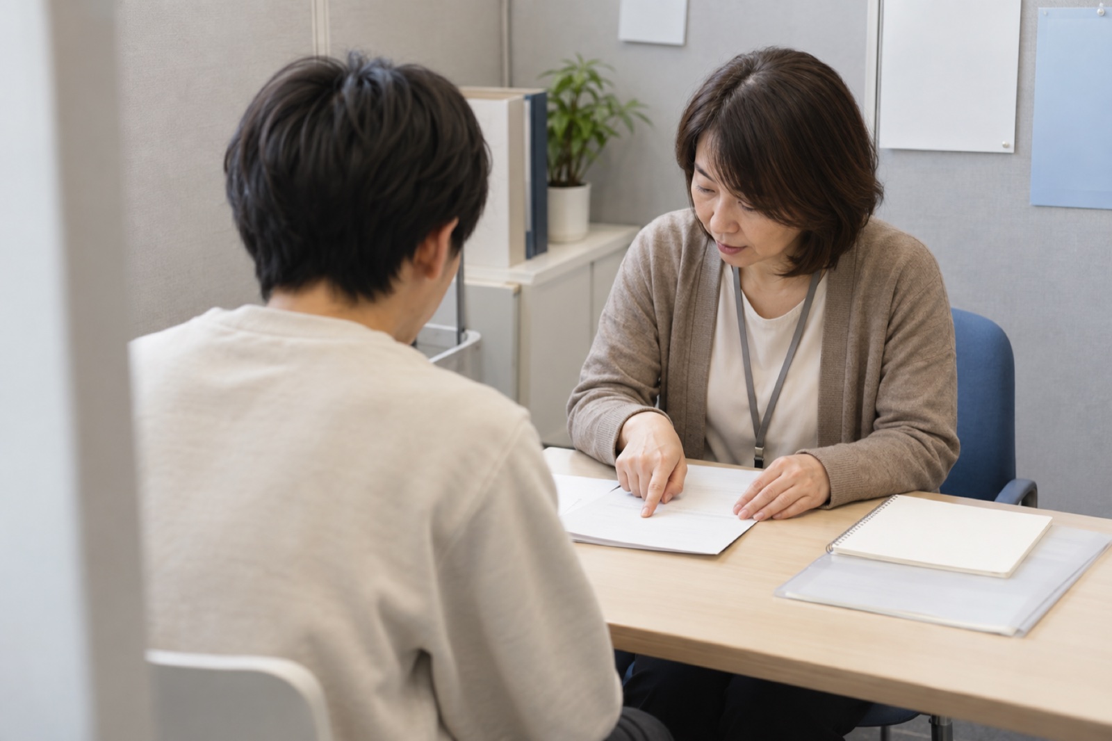 キャリア相談で職員と話す学生