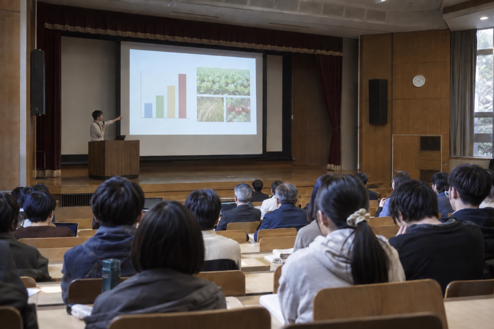 卒業プロジェクト発表会で研究成果を発表する学生